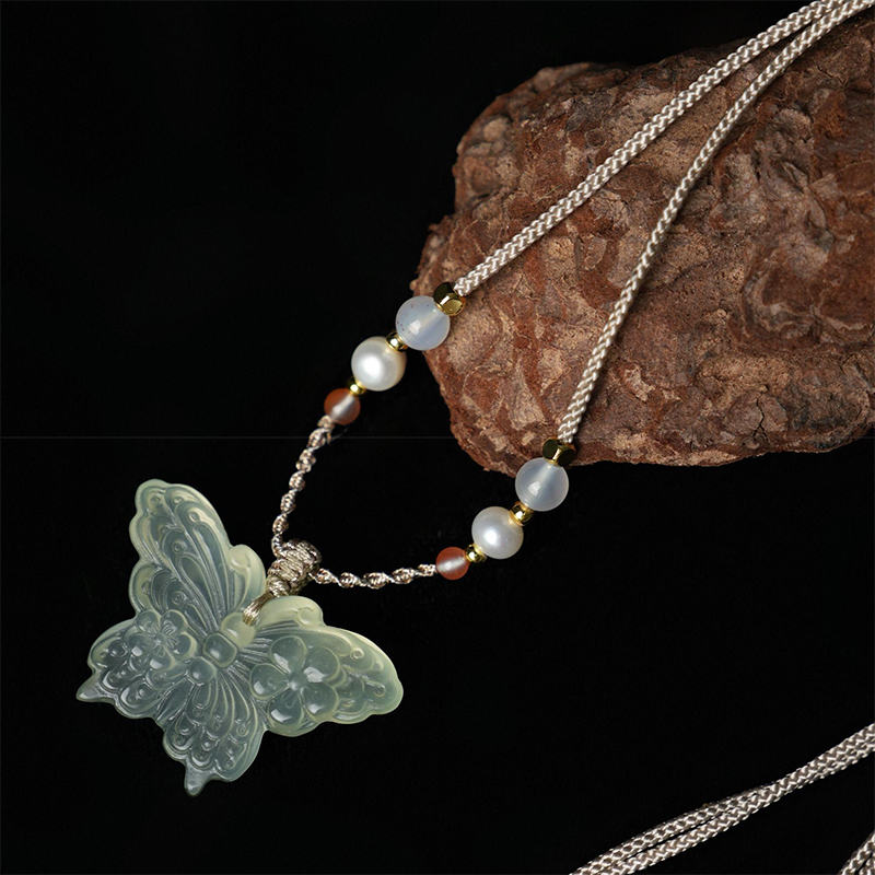 Natural Xiuyu butterfly choker ice through necklace